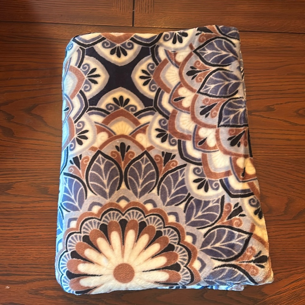 S.L. Home Fashions Throw Blanket